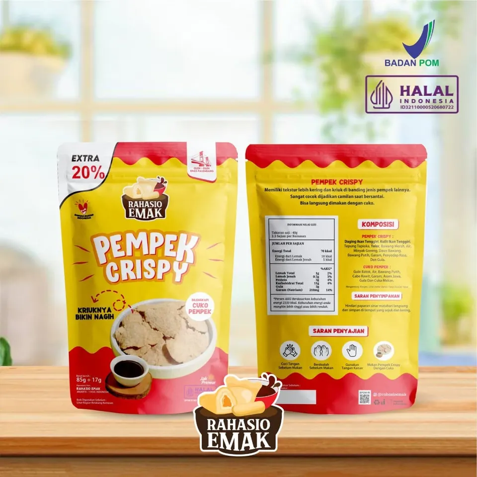 Kemasan pouch kuning merah Pempek Crispy Rahasio Emak, tampak depan dan belakang di atas meja kayu