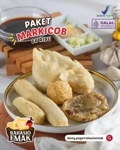 Sepiring pempek goreng aneka bentuk dengan cuko, potongan timun, dan bumbu tabur, bertuliskan Paket Markicob