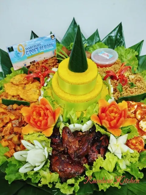 Nasi tumpeng kuning berhias ayam bakar, ukiran wortel, mi goreng, perkedel dan kartu ucapan anniversary