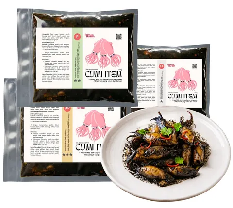 Tiga kemasan vakum Cumi Item 500 g berlabel gambar cumi merah muda dan sepiring cumi hitam berhias cabai
