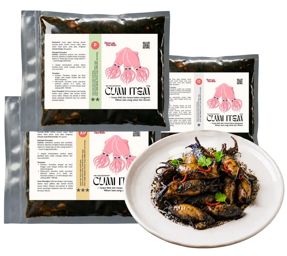 Tiga kemasan vakum Cumi Item 500 g berlabel gambar cumi merah muda dan sepiring cumi hitam berhias cabai