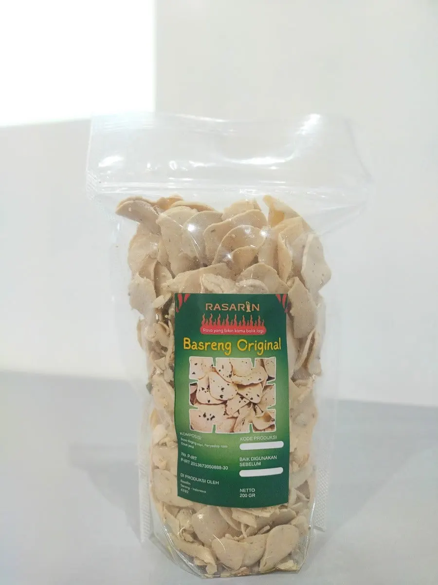 Kemasan plastik standing pouch berisi keripik basreng dengan label hijau RASARIN Basreng Original