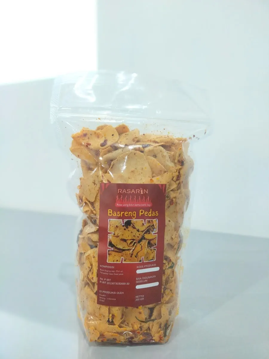 Kemasan plastik standing pouch berisi keripik basreng berbumbu cabai dengan label merah RASARIN Basreng Pedas