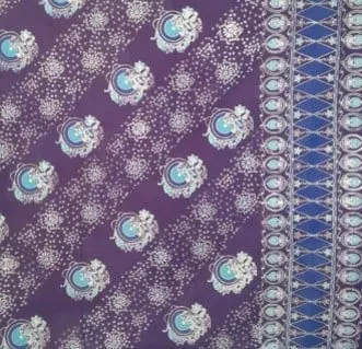 Kain batik ungu bermotif bulan sabit dan taburan bunga, dengan pinggiran biru bermotif belah ketupat