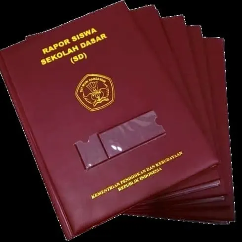 Tumpukan sampul rapor siswa sekolah dasar warna merah marun dengan tulisan dan logo emas