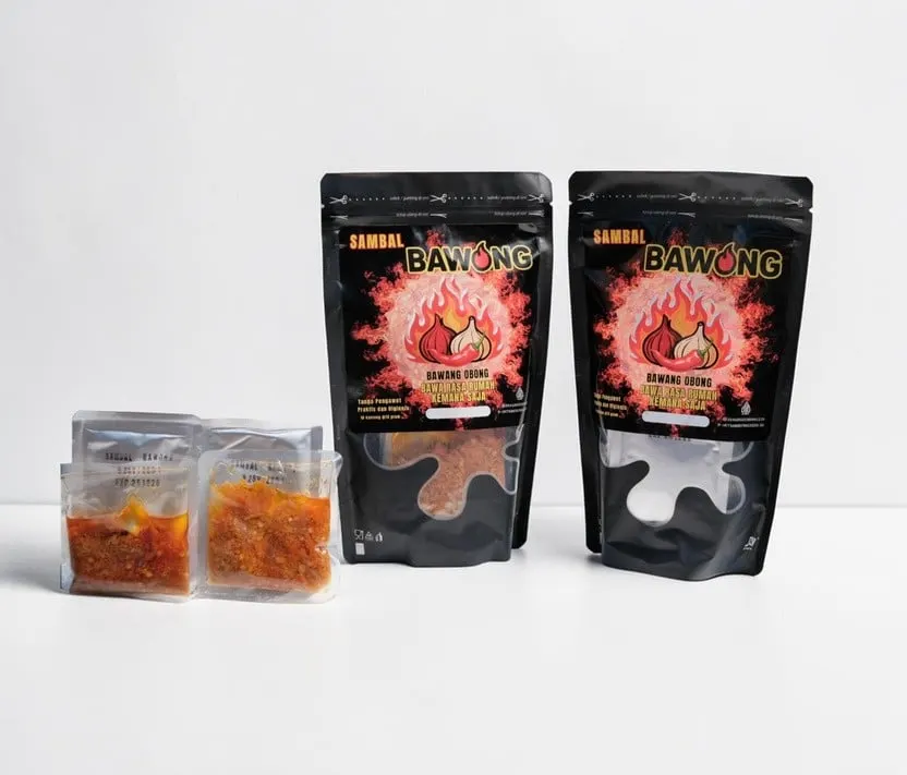Dua pouch hitam Sambal Bawong dan beberapa sachet bening berisi sambal merah di atas latar putih