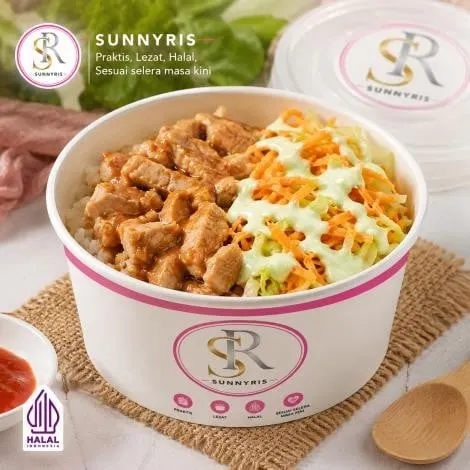 Mangkuk kertas Sunnyris berisi nasi, potongan daging berbumbu dan salad wortel kol bermayones