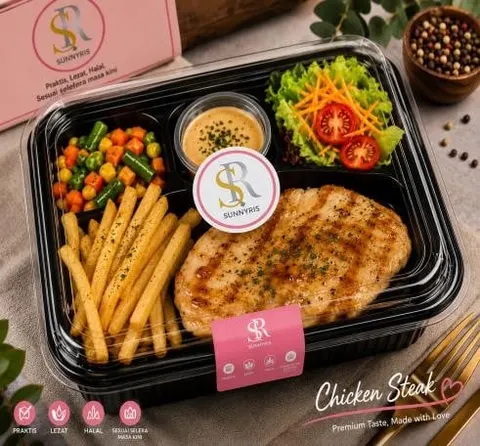 Kotak makan hitam berisi steak ayam panggang, kentang goreng, sayuran dan saus, bertuliskan Chicken Steak