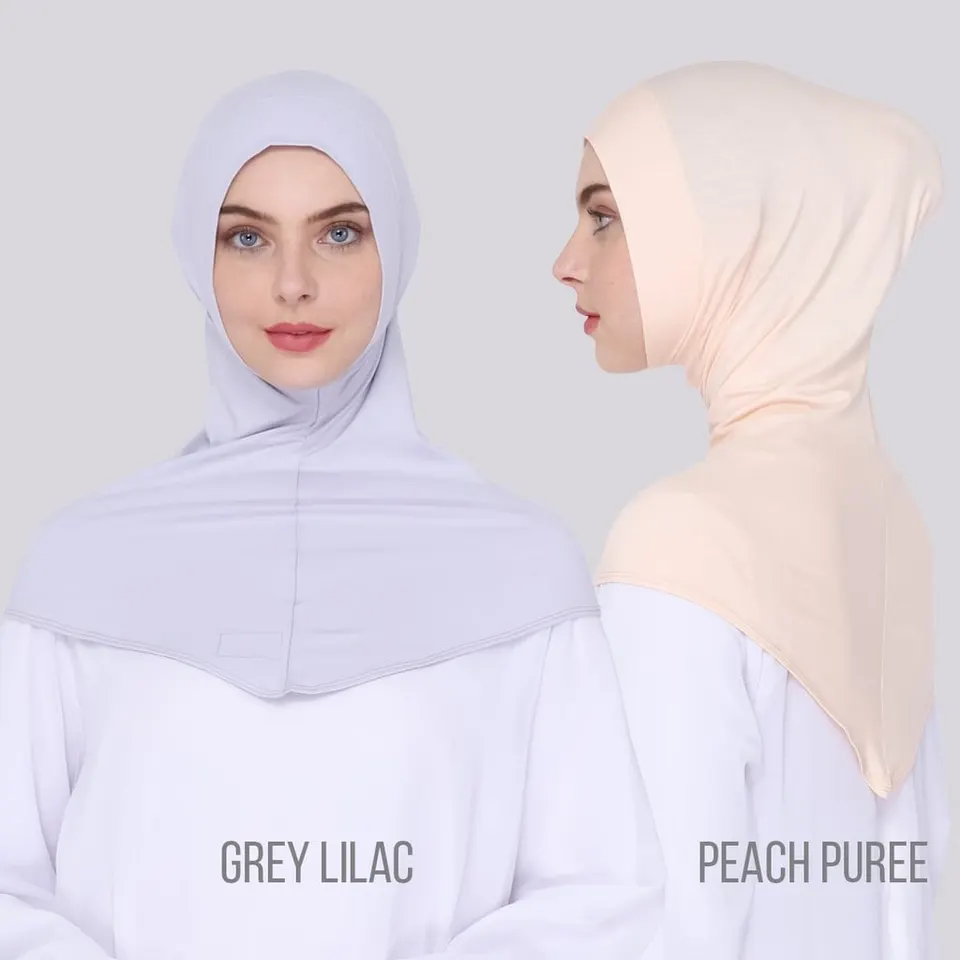 Dua model memakai dalaman hijab tutup leher warna abu lilac dan peach, berlabel Grey Lilac dan Peach Puree
