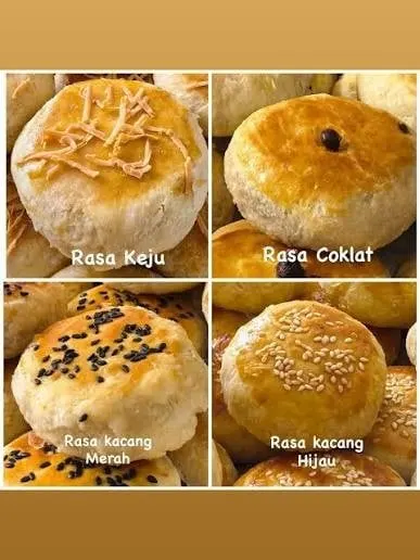 Kolase empat bakpia bulat cokelat keemasan berlabel rasa keju, coklat, kacang merah dan kacang hijau