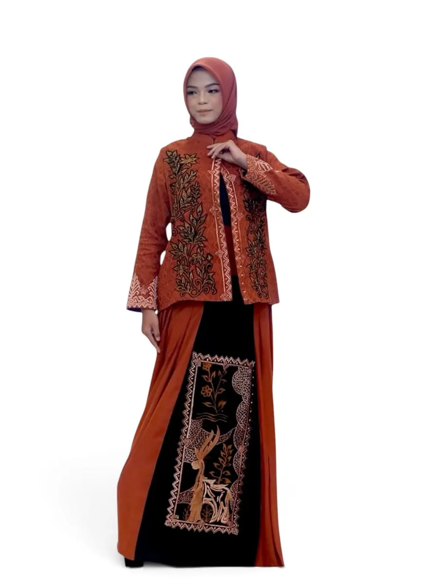 Model berhijab memakai outer bordir merah bata dan rok panjang dengan panel bordir di latar putih