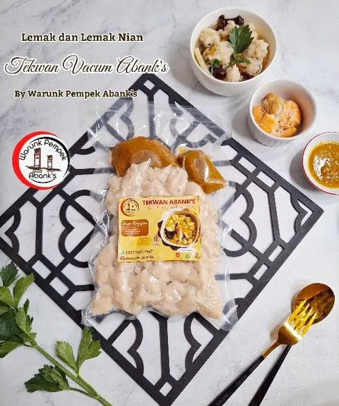 Kemasan vakum berisi bulatan tekwan dengan label Tekwan Abank's di atas tatakan hitam