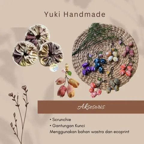 Kartu produk Aksesoris berisi tiga scrunchie kain ecoprint dan gantungan kunci kain warna-warni di atas tatakan anyaman