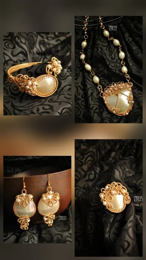 Gelang, kalung, anting dan cincin kawat keemasan dengan mutiara putih besar di atas kain hitam bermotif