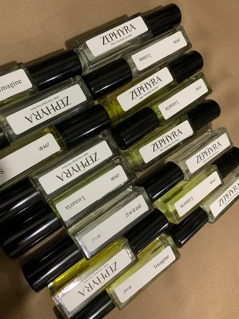 Belasan botol parfum roll on 10 ml berlabel ZEPHYRA dengan varian Lunea, Lunaria, Switzal dan Imagine