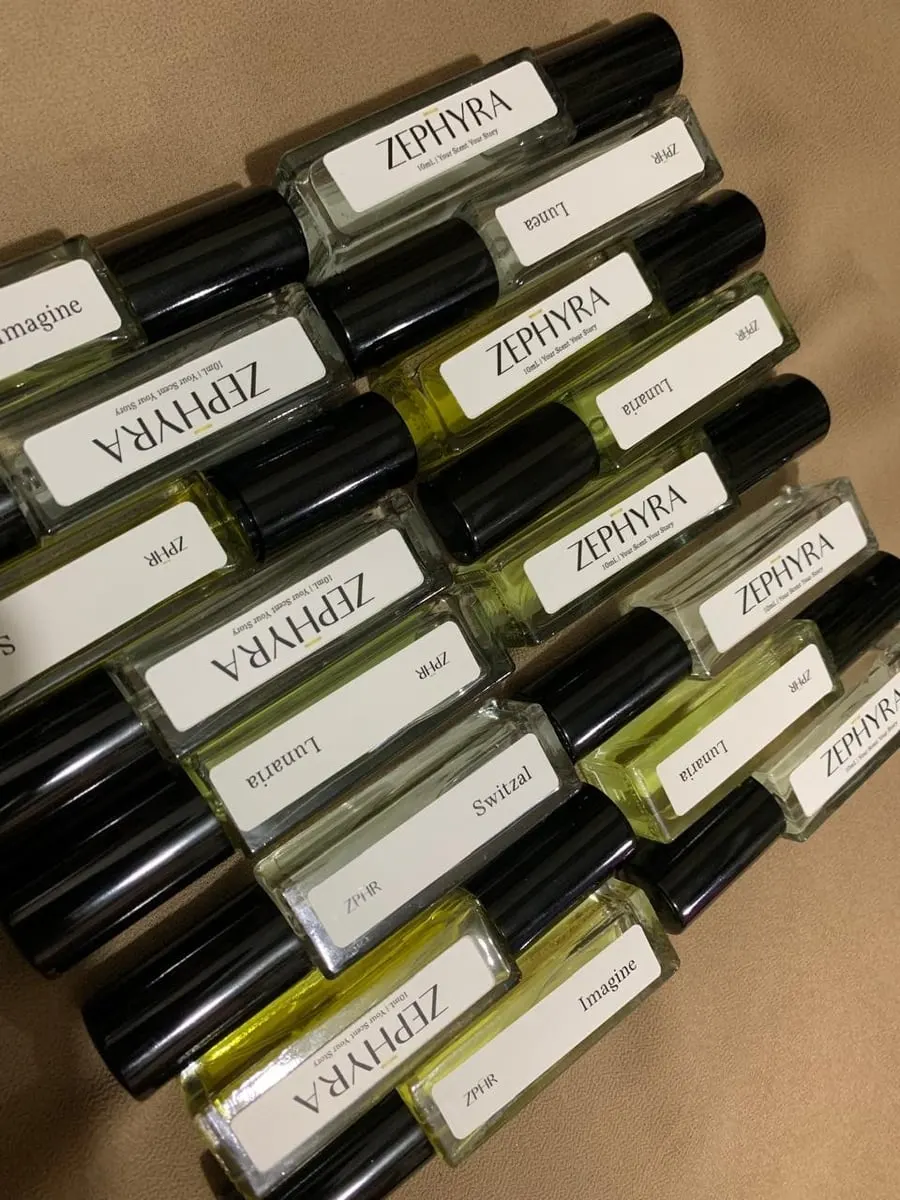 Belasan botol parfum roll on 10 ml berlabel ZEPHYRA dengan varian Lunea, Lunaria, Switzal dan Imagine