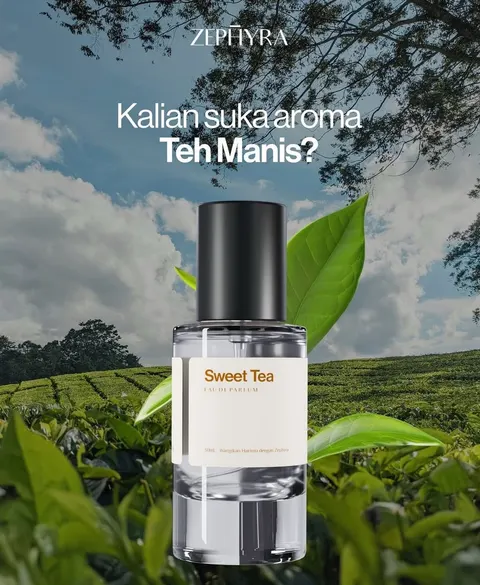 Poster botol parfum Sweet Tea Eau de Parfum berlatar kebun teh dengan tulisan Kalian suka aroma Teh Manis