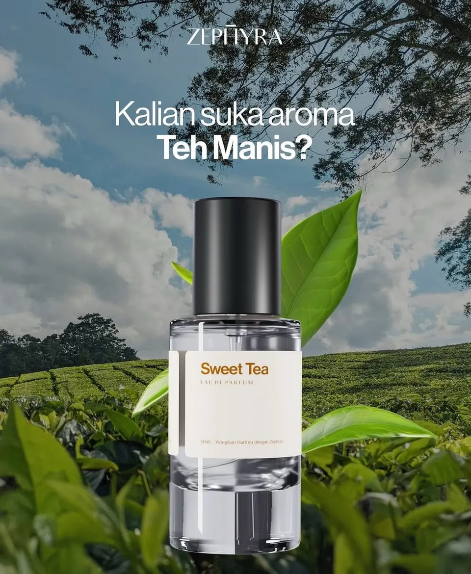 Poster botol parfum Sweet Tea Eau de Parfum berlatar kebun teh dengan tulisan Kalian suka aroma Teh Manis